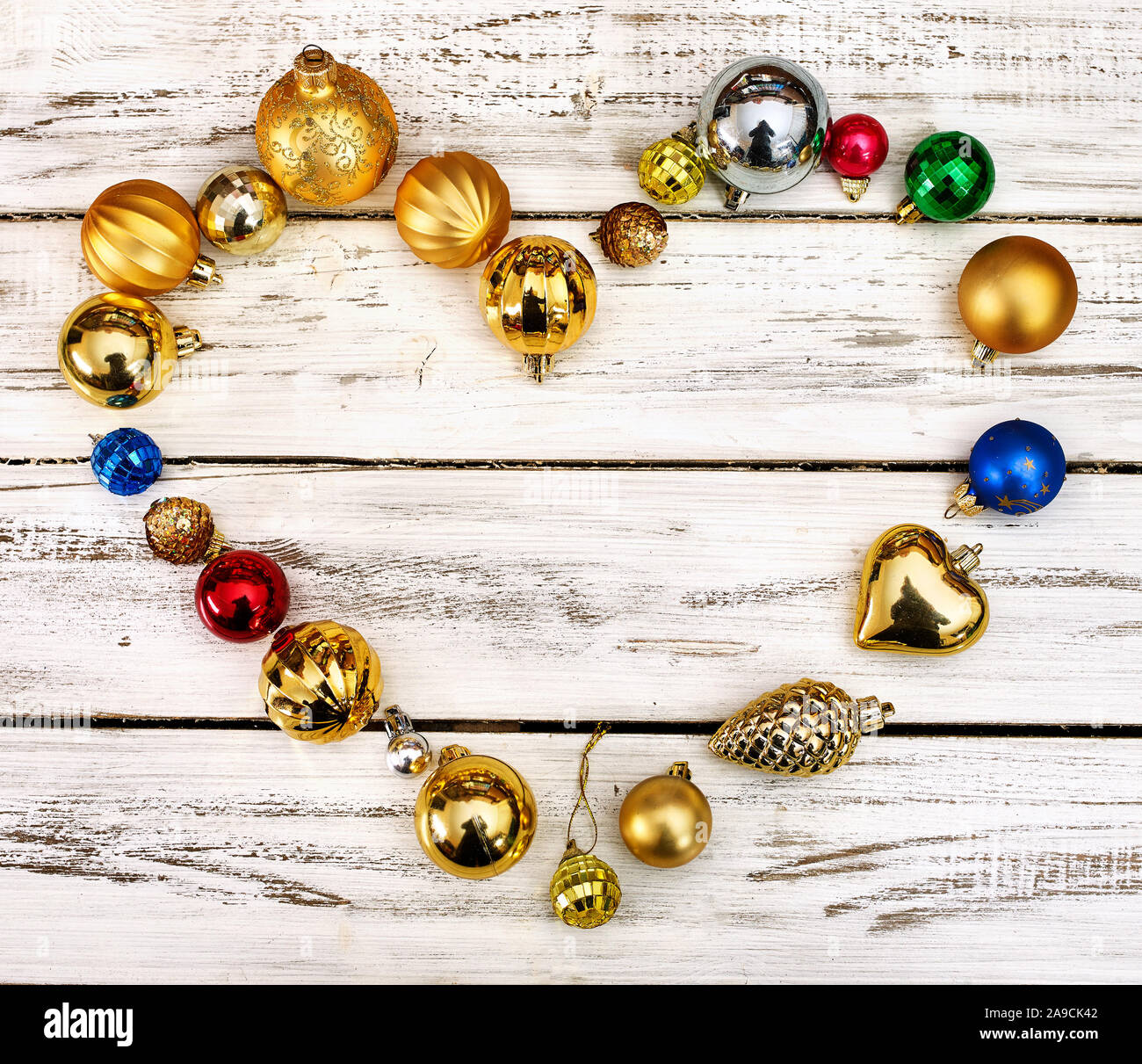 Décorations de Noël forme coeur éparpillés sur top design Banque D'Images