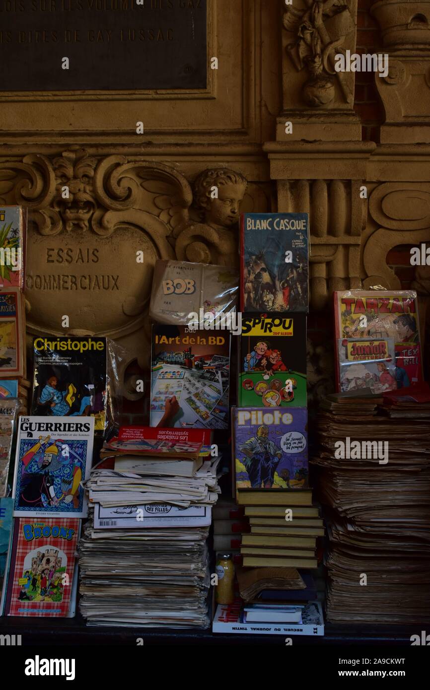 Vieilles bandes dessinées à l'écran dans un marché vintage à Lille, France Banque D'Images