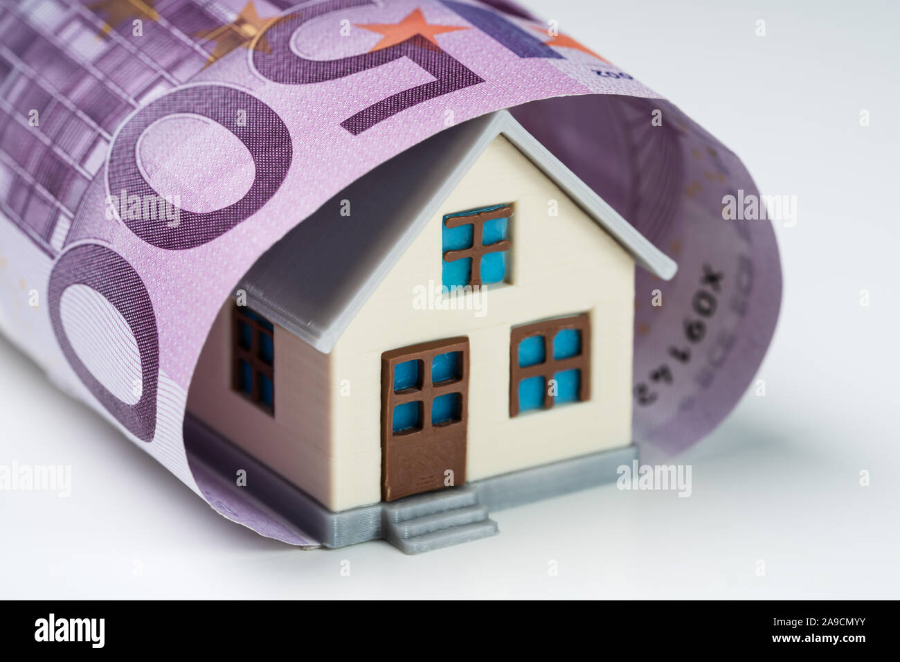 Close-up of 500 Euro Note couverte de miniature House Against White Background Banque D'Images