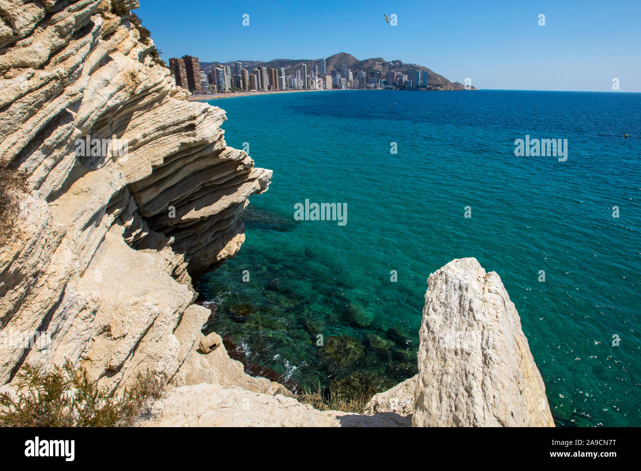 La vue depuis le Balcon del Mediterraneo à Plaza del Castell donnant sur la plage de Levante à Benidorm, Espagne. Banque D'Images
