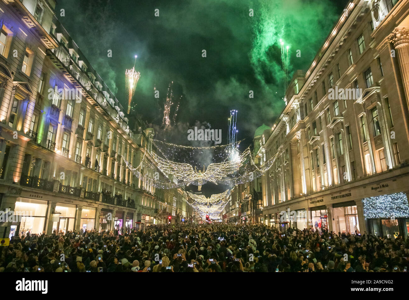 Regent Street, Londres, Royaume-Uni. 14Th Nov, 2019. Accompagner l'artifice sur l'interrupteur des feux. La plus grande installation de l'éclairage de Noël à Londres, Regent Street's "l'esprit de Noël", avec les anges lumineux déployant leurs ailes, est allumé avec un programme d'apparitions sur scène, artistes, activités festives, nourriture et boissons. Credit : Imageplotter/Alamy Live News Banque D'Images