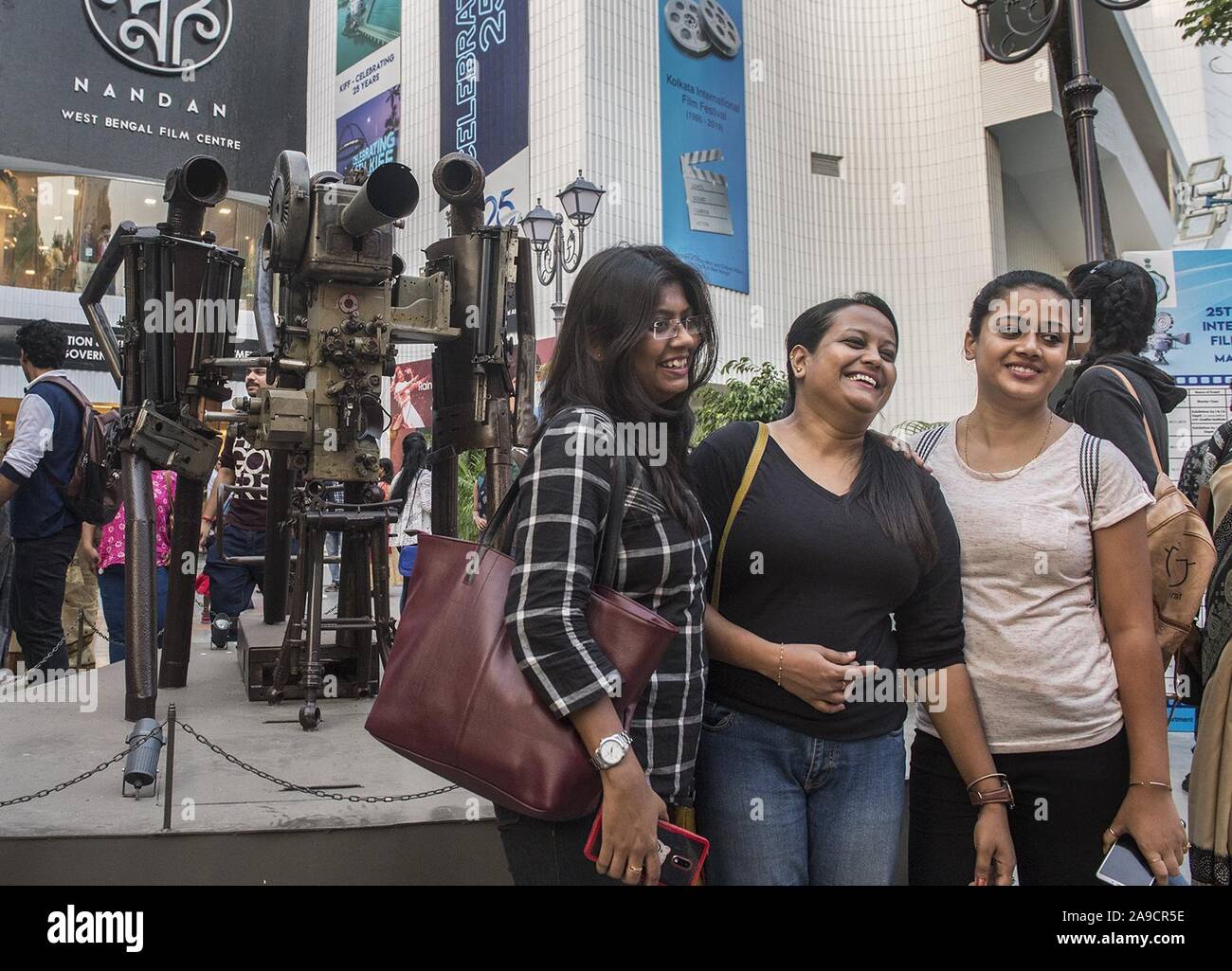 (191114) -- KOLKATA (Inde), le 14 novembre 2019 (Xinhua) -- Les visiteurs posent pour des photos devant une salle de cinéma pendant le Festival International du Film de Kolkata de Kolkata, Inde, le 14 novembre 2019. Un total de 366 films sont présentés au festival du 8 novembre au 15 novembre. (Xinhua/Tumpa Mondal) Banque D'Images