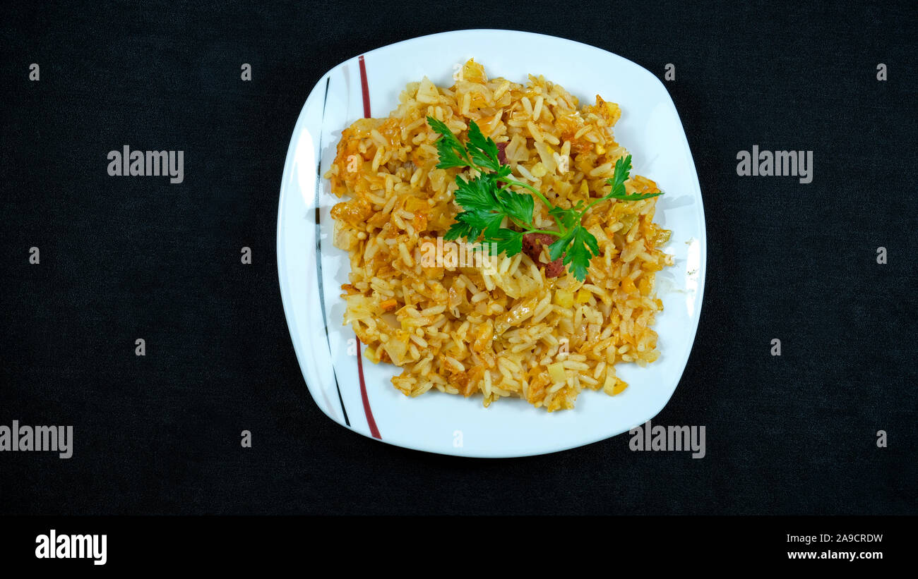 Le chou aigre traditionnel avec du riz sur le fond noir Banque D'Images