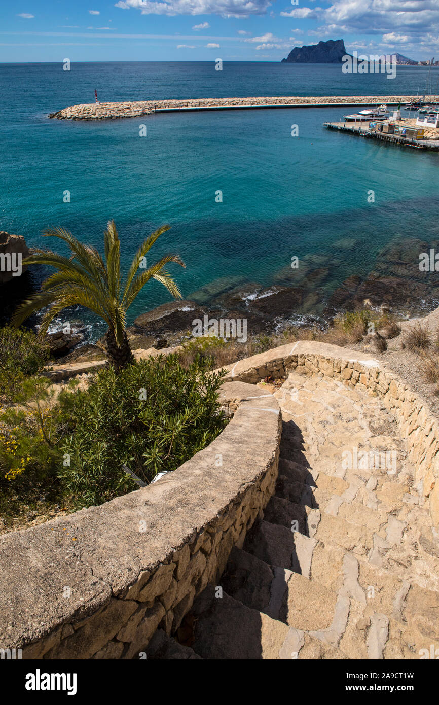 Vue sur le port dans la ville côtière de Moraira en Espagne. Le Rocher de Calpe et de la ville de Calpe est dans la distance. Banque D'Images