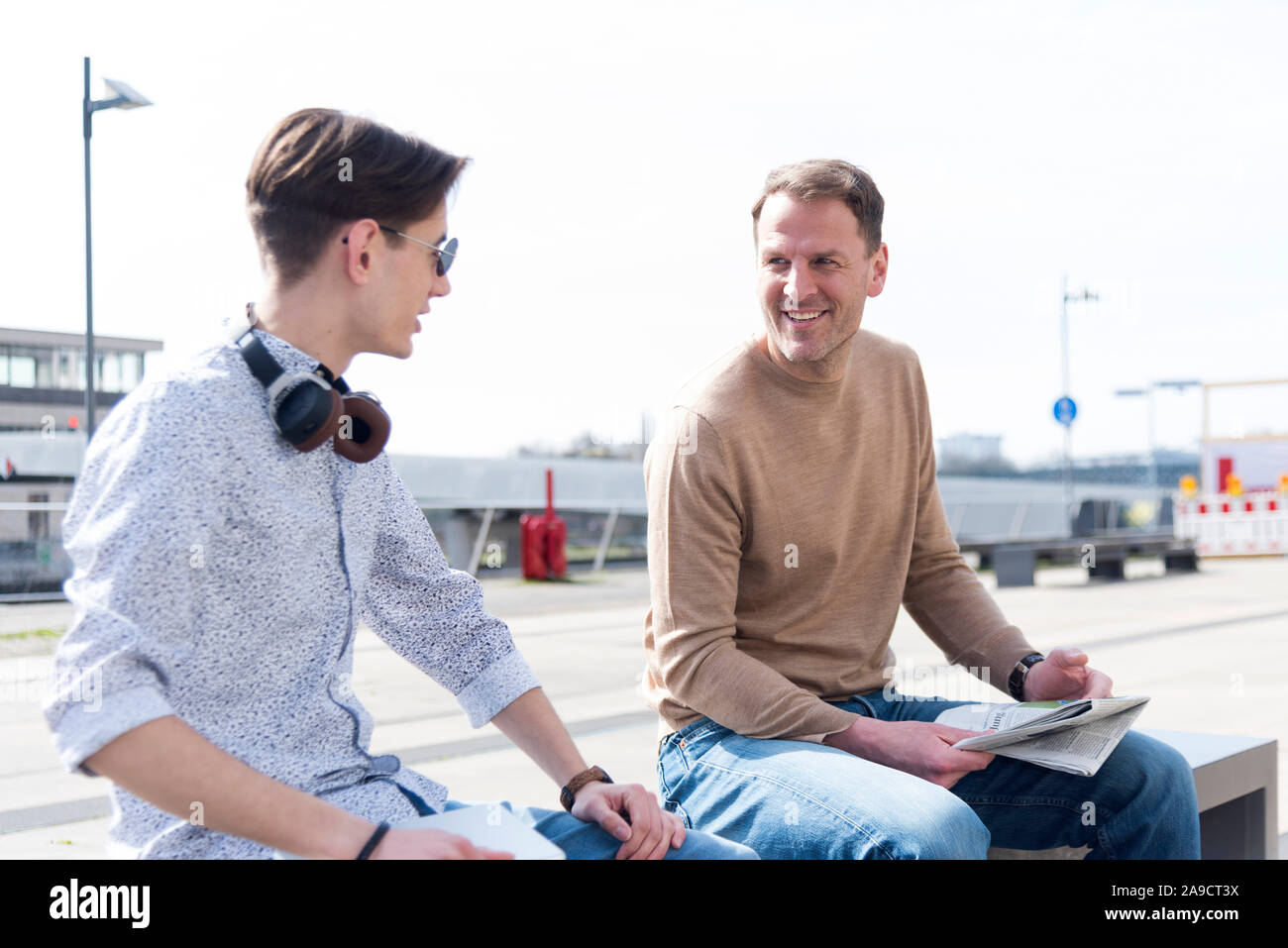 Père, Fils, adulte, sourire, le contact oculaire, banc, s'asseoir, Banque D'Images