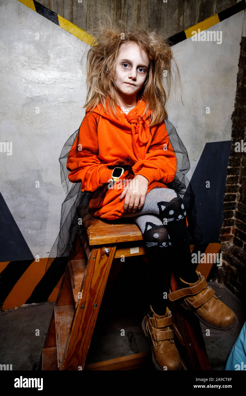 KHARKIV, UKRAINE - le 26 octobre 2019 : peu effrayant girl, dans l'image sur l'Halloween. Banque D'Images