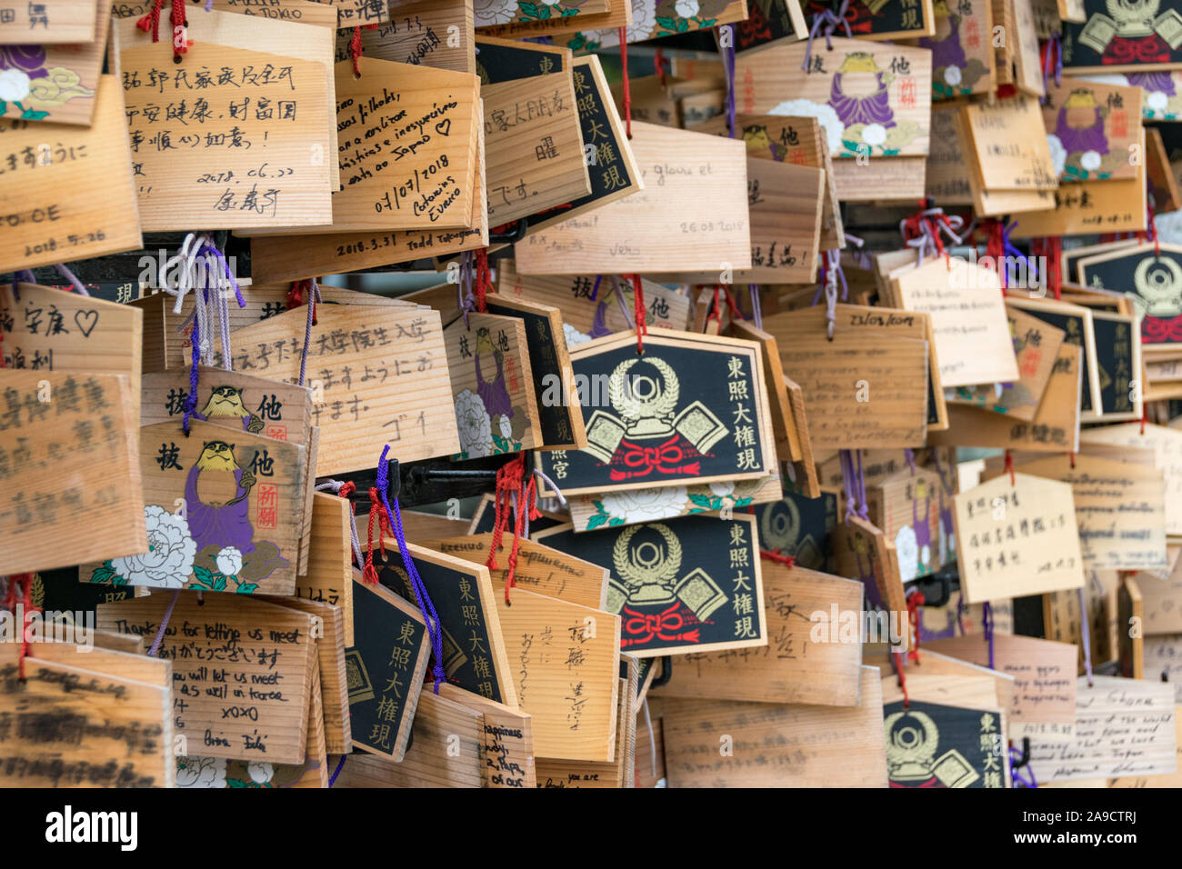 Votive en bois 'ema' plaques dans un temple à Tokyo, Japon Banque D'Images