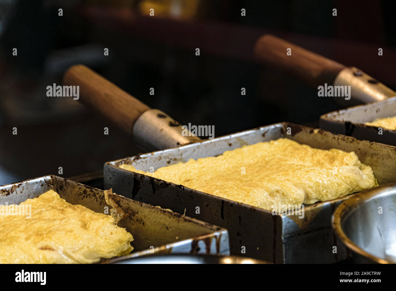 Omelette japonaise sur un marché de l'alimentation de rue à Tokyo Banque D'Images