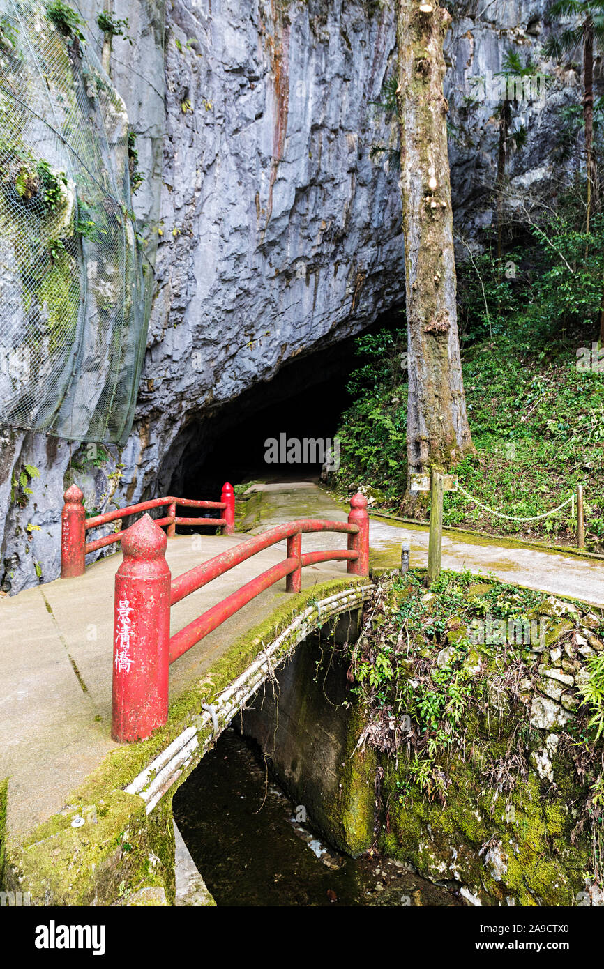 Pont sur ruisseau et entrée de Kagekiyo showcave-do, Japon Banque D'Images