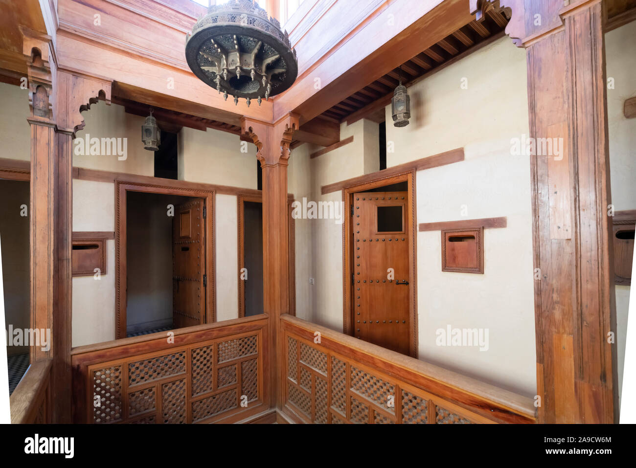 Fes, Maroc. Le 9 novembre 2019. vue de l'intérieur chambres de l'Al Madrasa Attarine Banque D'Images