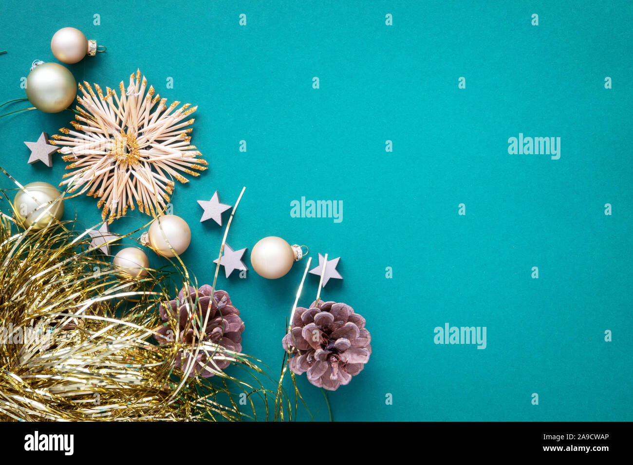 Une décoration de Noël avec étoiles de paille turquoise Banque D'Images