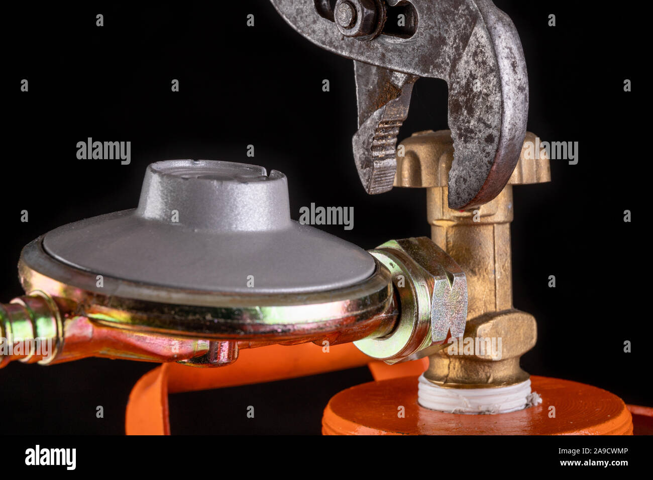 Bouteille de gaz propane et gaz butane-réducteur. Installation d'un tuyau  spécial pour un cylindre métallique. Fond sombre Photo Stock - Alamy