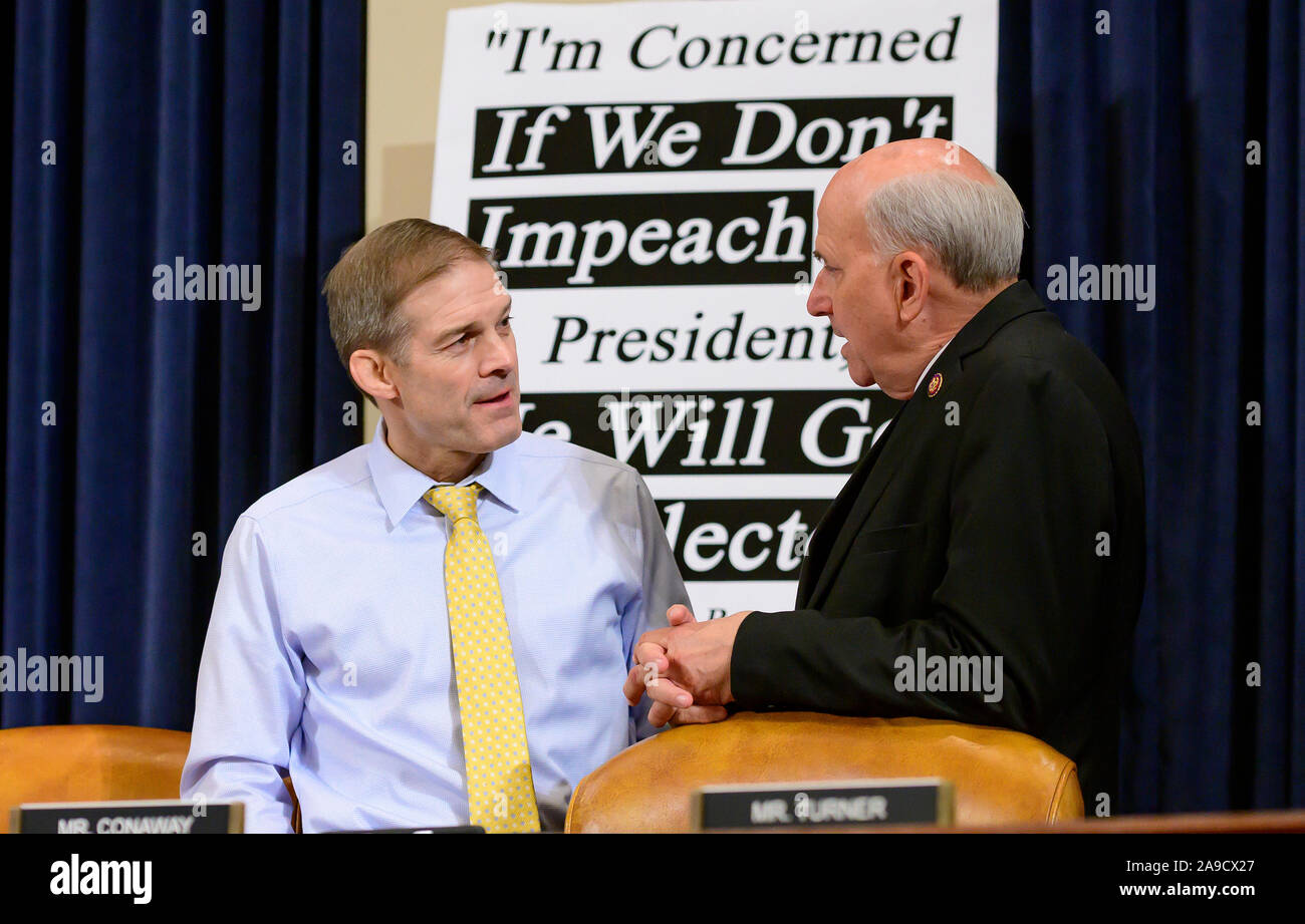 Représentant des États-Unis Jim Jordan (républicain de l'Ohio), gauche, et représentant des États-Unis Louie Gohmert (représentant du Texas), droite, converser lors d'une pause dans l'audience où William B. Taylor, chargé d'Affaires ad interim, Kiev, Ukraine, Département d'Etat, et George Kent, sous-secrétaire adjoint pour les affaires européennes et eurasiennes, Département d'Etat sont à témoigner devant le Comité permanent de la Chambre sur l'Intelligence audience publique qu'ils enquêter sur l'impeachment du président des Etats-Unis, Donald J. Trump sur la colline du Capitole à Washington, DC le mercredi, N Banque D'Images