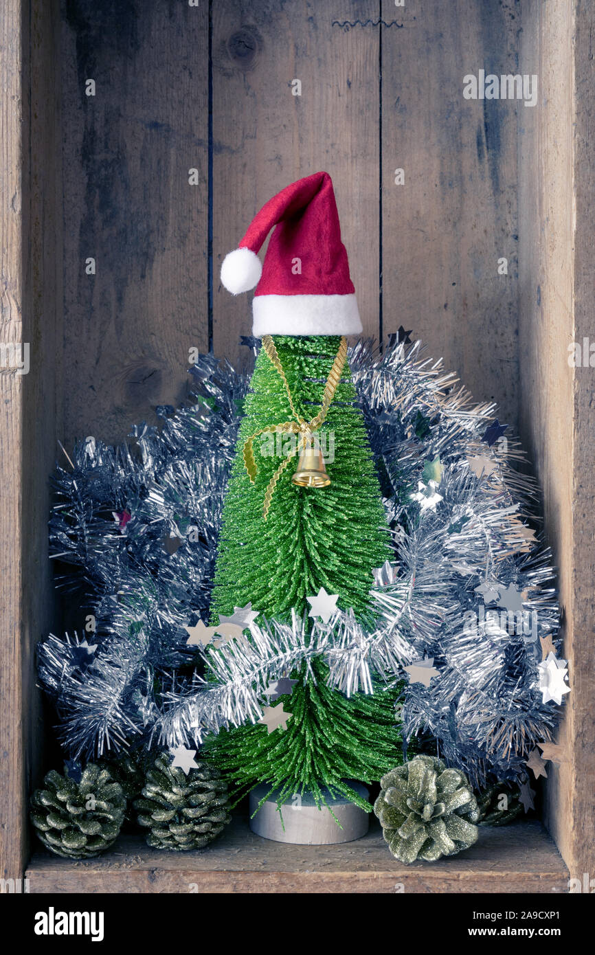 Noël Décoration golden bell jar et arbre dans une boîte en bois historique Banque D'Images