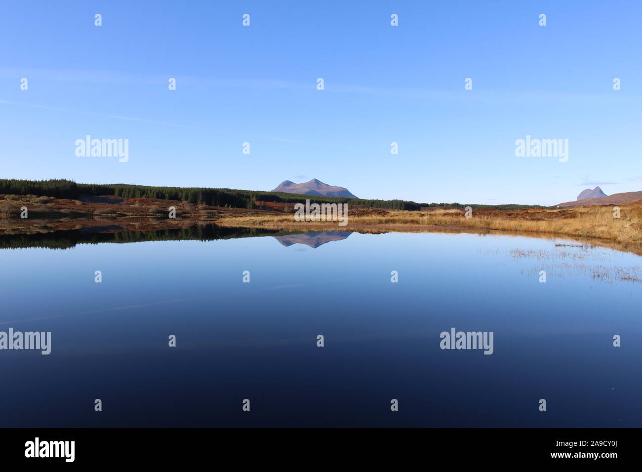 Réflexion sur le Loch Borralan de Cùl Mòr, Highlands écossais Banque D'Images
