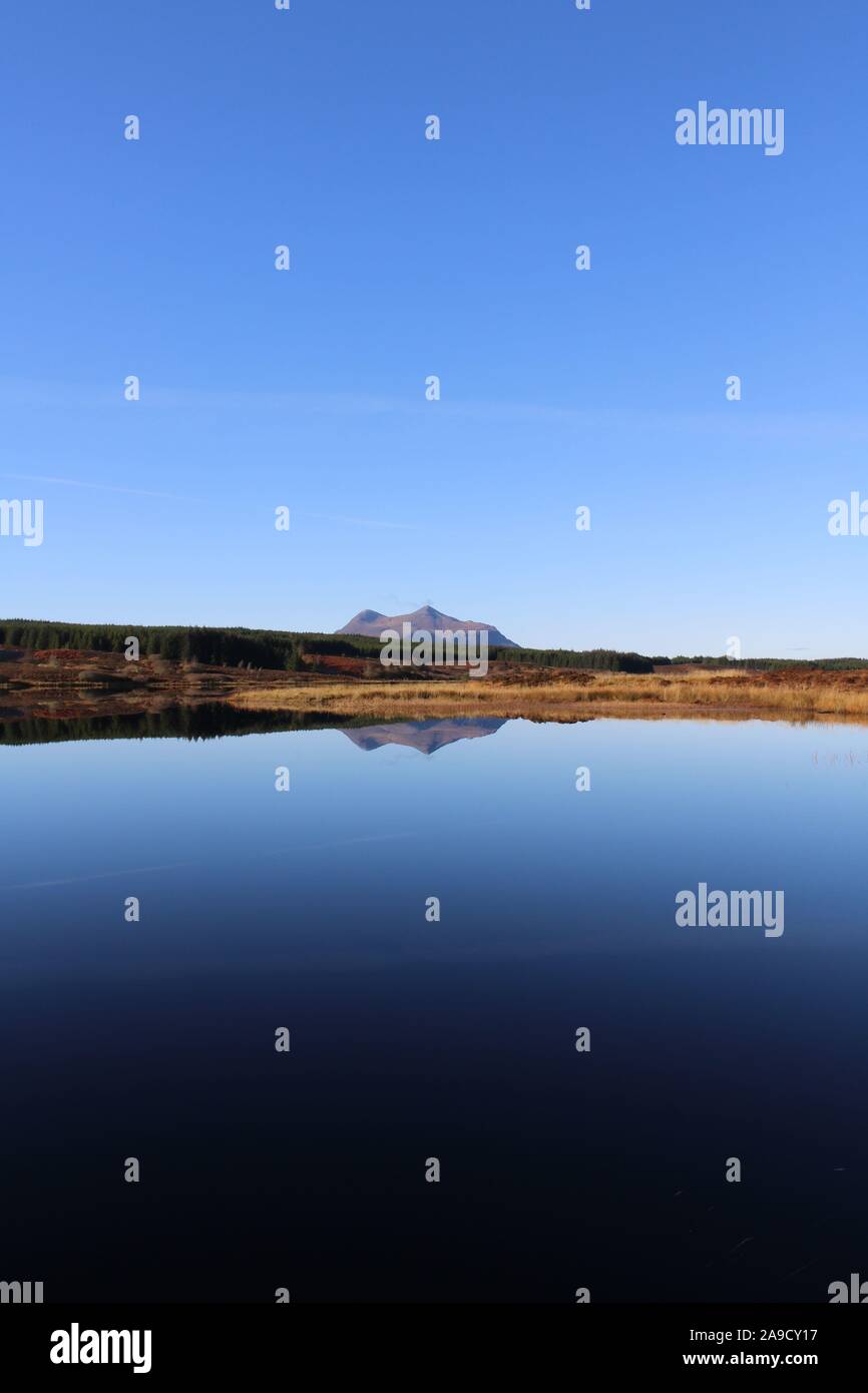 Réflexion sur le Loch Borralan de Cùl Mòr, Highlands écossais Banque D'Images