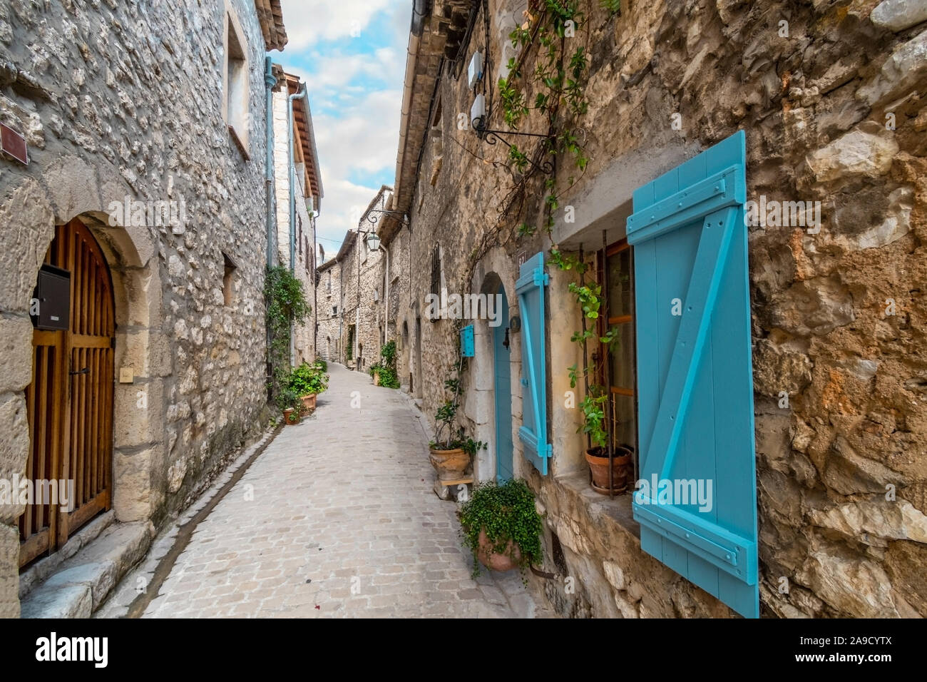 Une ruelle typique français avec des volets bleus dans le village médiéval de Tourrettes-sur-Loup dans les Alpes Maritimes France, sud de la section Banque D'Images