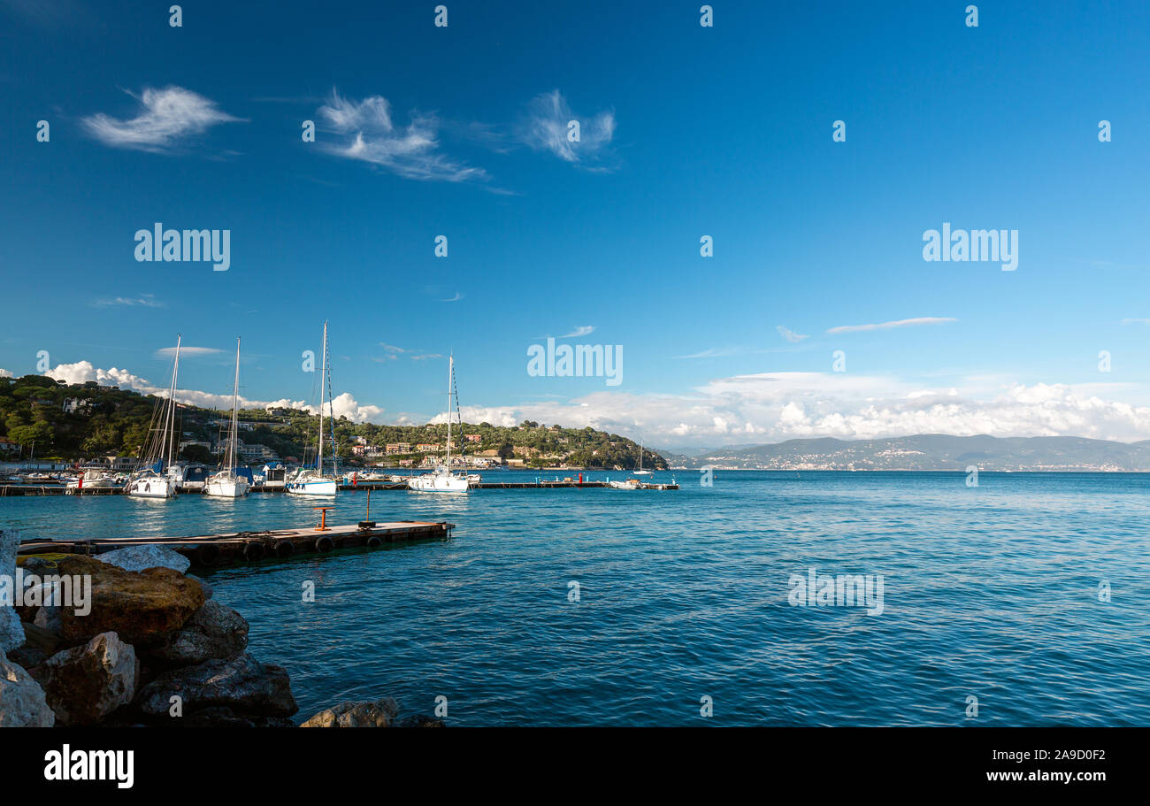 Porto Venere Marina, Italie - Ciel clair sur la côte ligurienne à le port et la baie dans l'ancien village italien, dans le Golfe des Poètes Banque D'Images