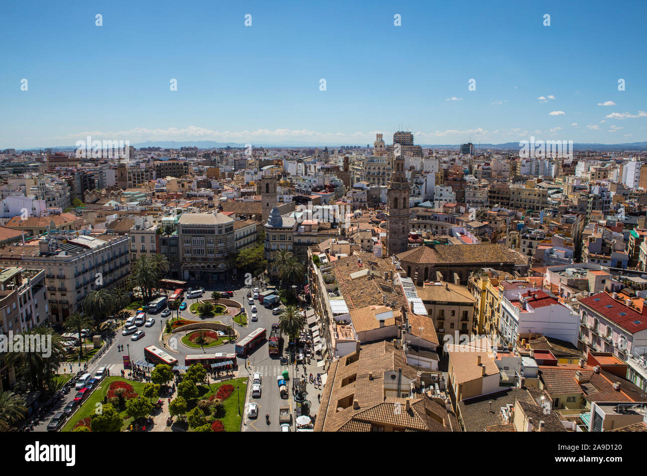 Une vue magnifique de la tour Torre del Micalet ou El Miguelete - le clocher historique de la cathédrale de Valence en Espagne. Plaça de la Reina, ou reines Squa Banque D'Images