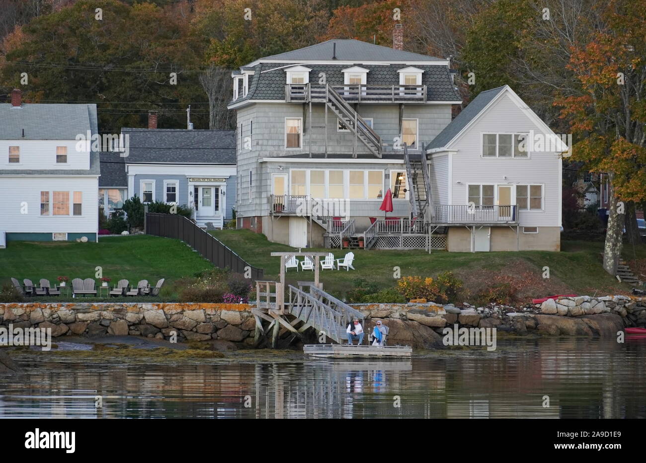 Boothbay Harbor, ME / USA - 19 octobre 2019 : personnes âgées caucasian couple se prélasser à l'extérieur sur leur station d'accueil pour regarder le coucher de soleil Banque D'Images