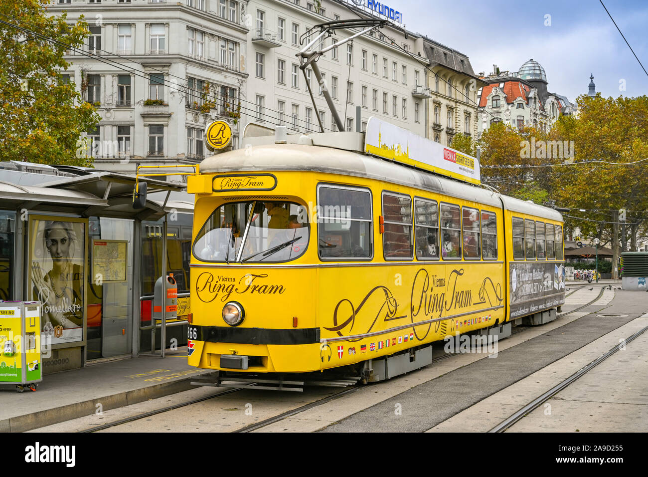 Vienne, AUTRICHE - NOVEMBRE 2019 : Vintage Vintage electric tramway à la gare de Vienne. L'anneau de Vienne Tram emmène les touristes autour de la ville Banque D'Images