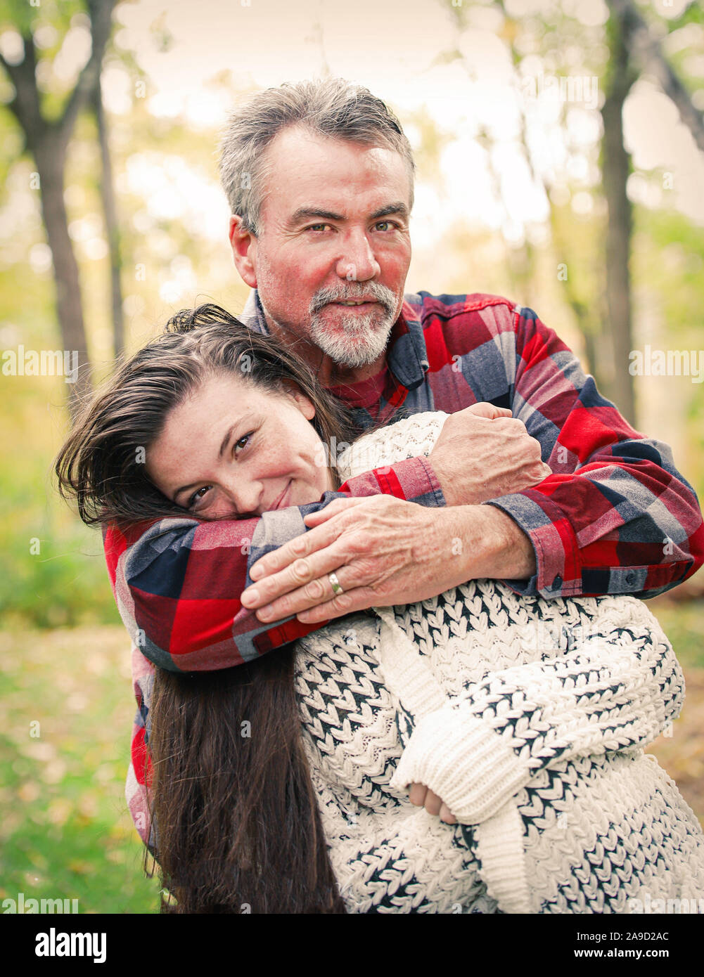 Père et fille prévues journée ensemble la cueillette des pommes Banque D'Images