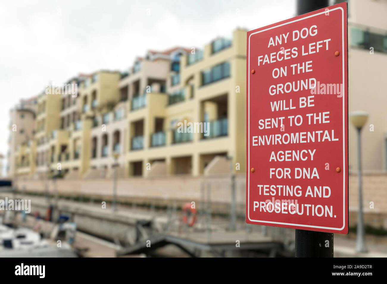 Panneau d'avertissement que les excréments de chien sera ADN testé, Gibraltar Banque D'Images