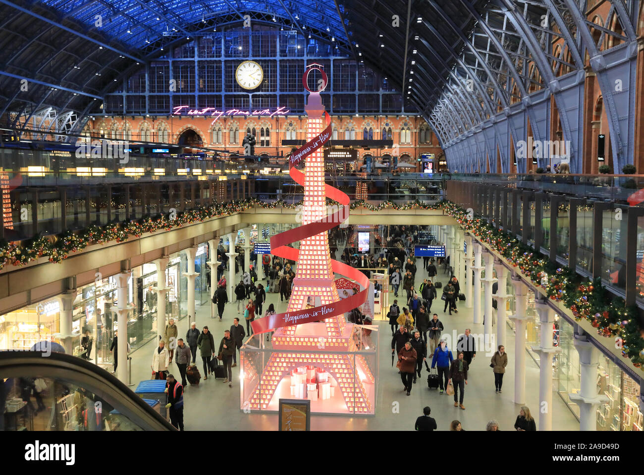 Perfumier français Lancome's sparkling Christmas Tree inspirée par la Tour Eiffel, de la gare de St Pancras International, à Londres, Royaume-Uni Banque D'Images