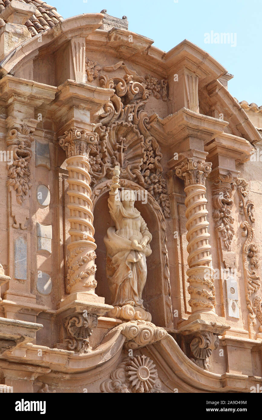 Le détail au-dessus de la porte latérale de l'Église du xve siècle de Santiago Apóstol, à Orihuela, Alicante Province, Spain. Banque D'Images