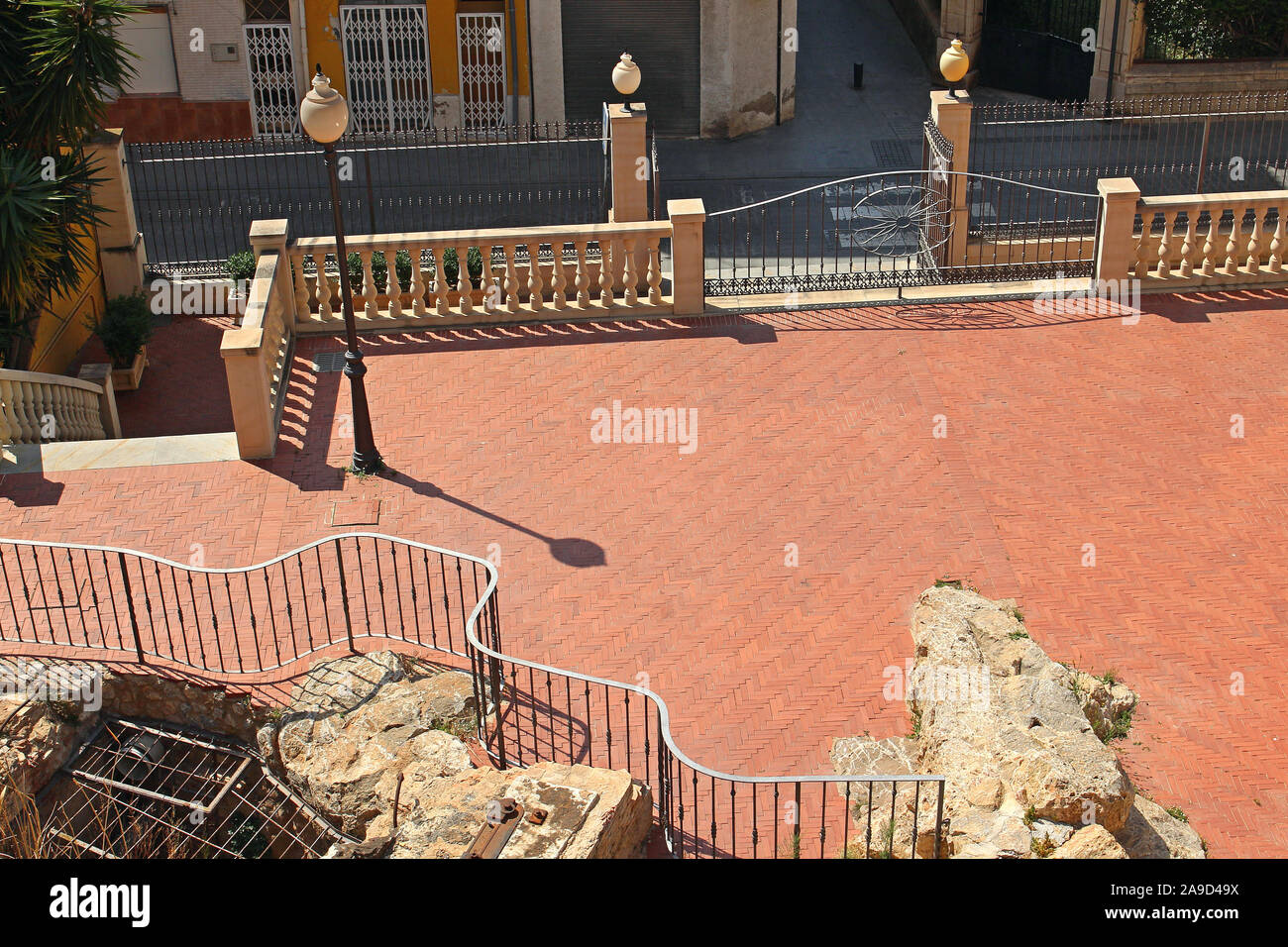 Regardant vers le bas de la colline vers les puits d'Cremós et la Calle Francisco Mourir à Orihuela, Alicante Province, Spain. Remarquez les balustrades ondulées. Banque D'Images