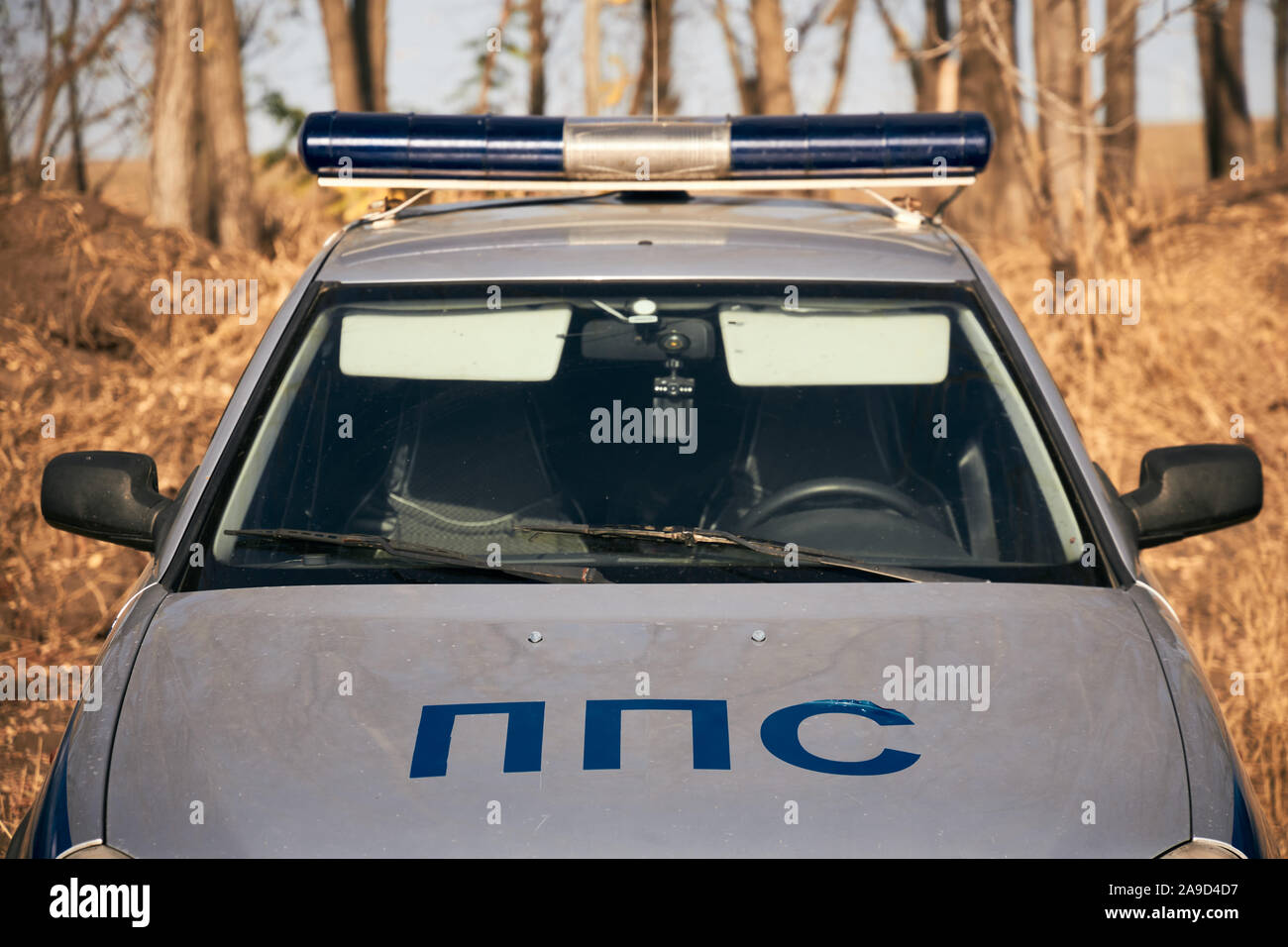 Voiture de police se trouve au bord de la forêt d'automne. Banque D'Images
