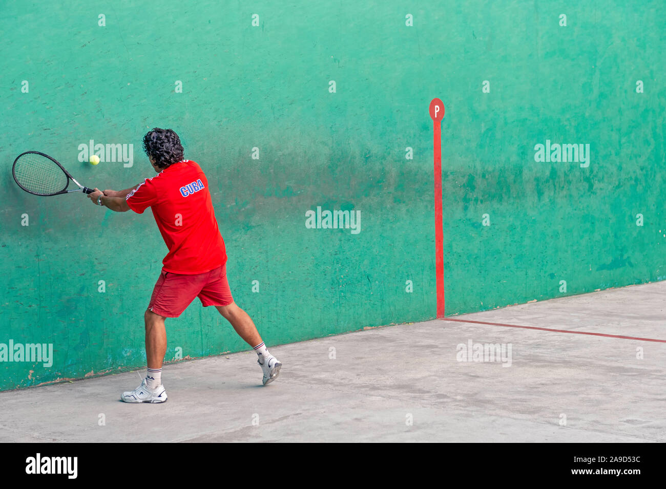 Man playing racquetball dans la vieille Havane Cuba Banque D'Images