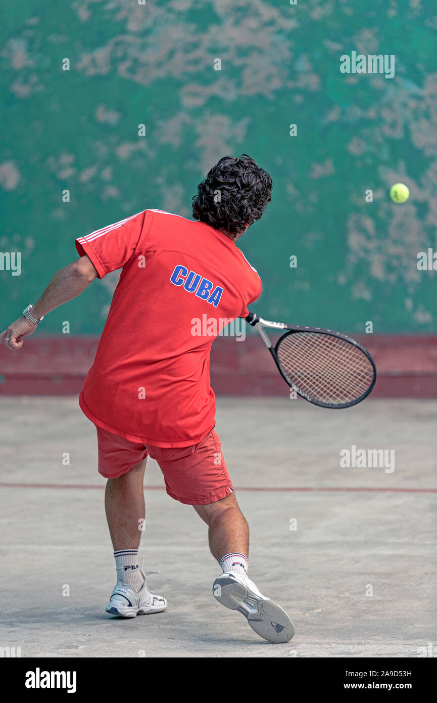 Homme jouant au racquetball dans la vieille Havane, Cuba Banque D'Images