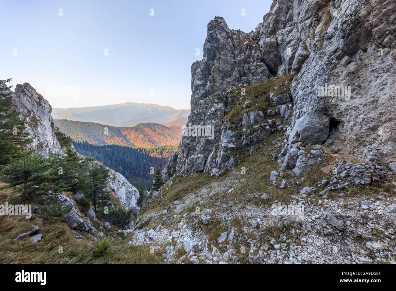 Paysage de montagne dans les montagnes Piatra Craiului, Roumanie Banque D'Images