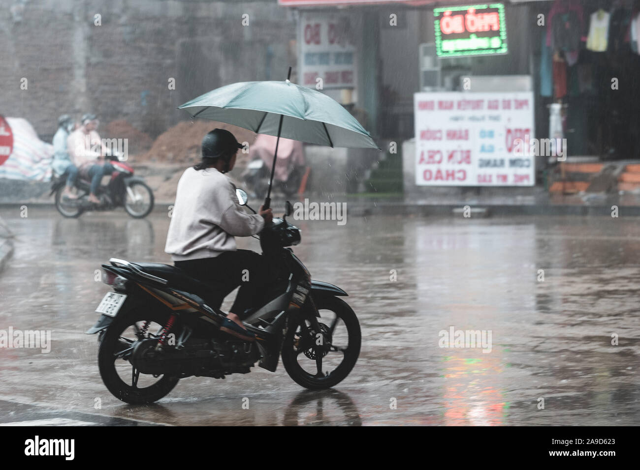 Rain transport travel scooter Banque de photographies et d'images à haute  résolution - Alamy