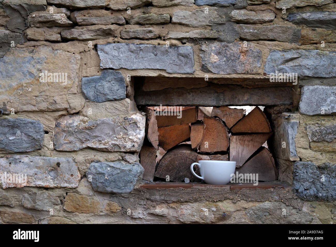 Novembre 2019 - Tasse dans un mur, de la conception, l'arrière-plan Banque D'Images