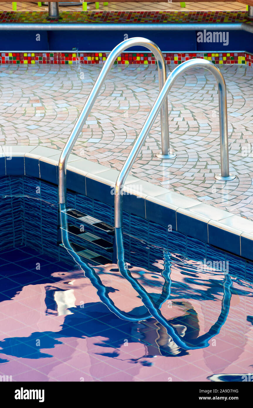 Voir l'échelle de l'acier et le bord de la piscine - réflexions Banque D'Images