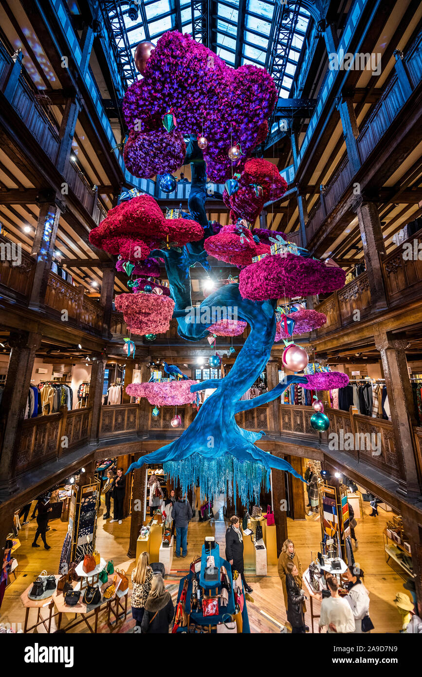 Londres, Royaume-Uni. 14Th Nov, 2019. Liberty London a créé un arbre de  bonzaies colorés à partir de tissu, qui est suspendu au plafond au centre  de l'emblématique magasin. Connu comme l'arbre de