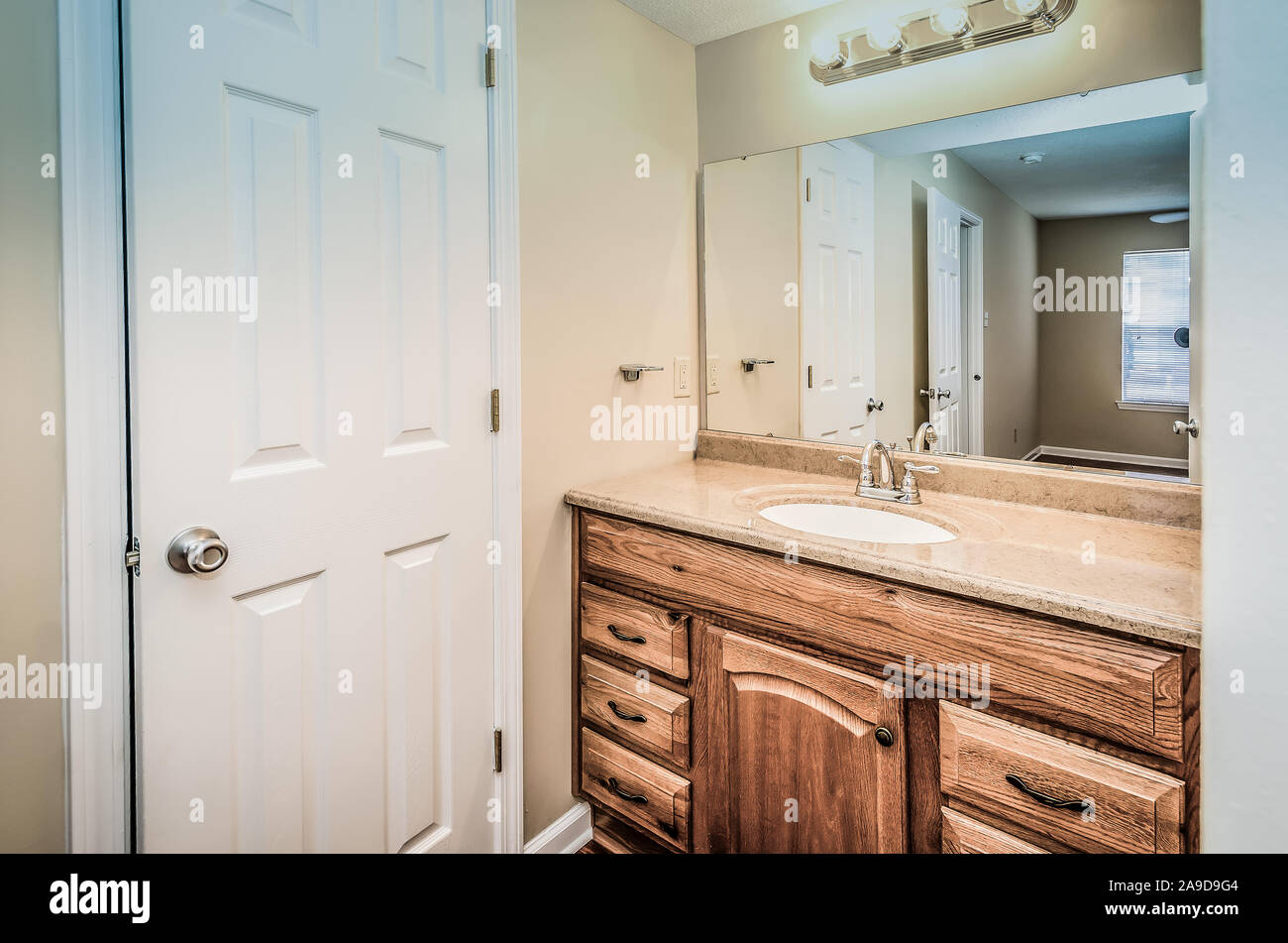 La salle de bains est équipée d'armoires en bois au bois de l'automne vacances maisons dans Mobile, Alabama. Banque D'Images