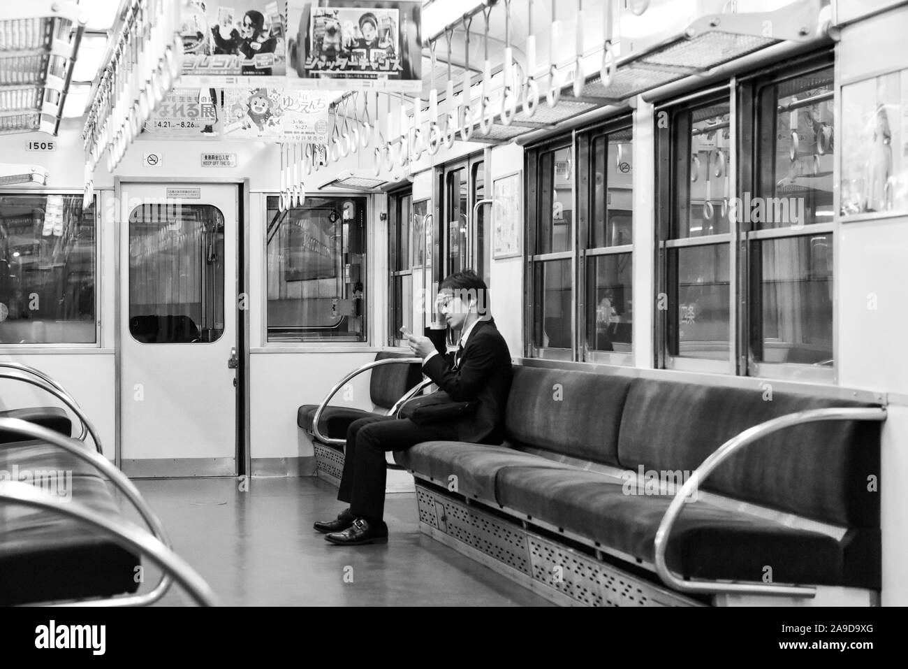 Homme fatigué en métro de Kyoto Banque D'Images