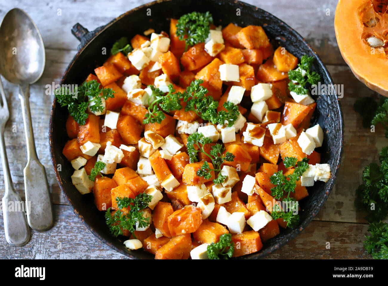 Citrouille cuite au four avec salade et fromage feta. Salade de grâce. Salade d'automne keto. Régime céto. Focus sélectif. Macro. Banque D'Images