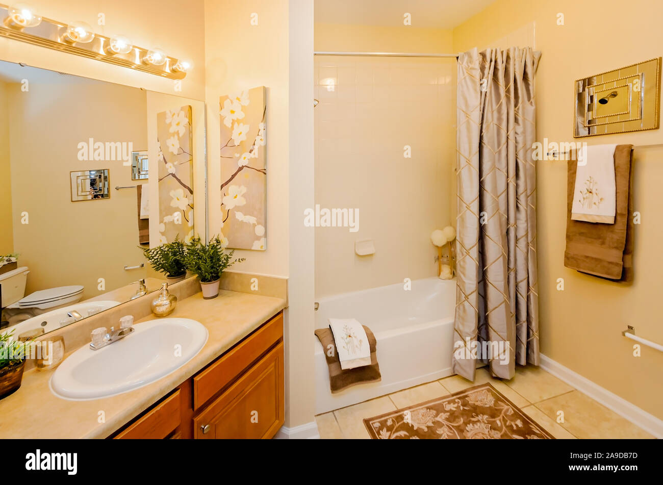 Une salle de bains lavabo et baignoire sont illustrés à Cypress Cove Maisons de vacances dans la région de Mobile, Alabama. Le complexe d'appartements est détenu et exploité par Sealy. Banque D'Images