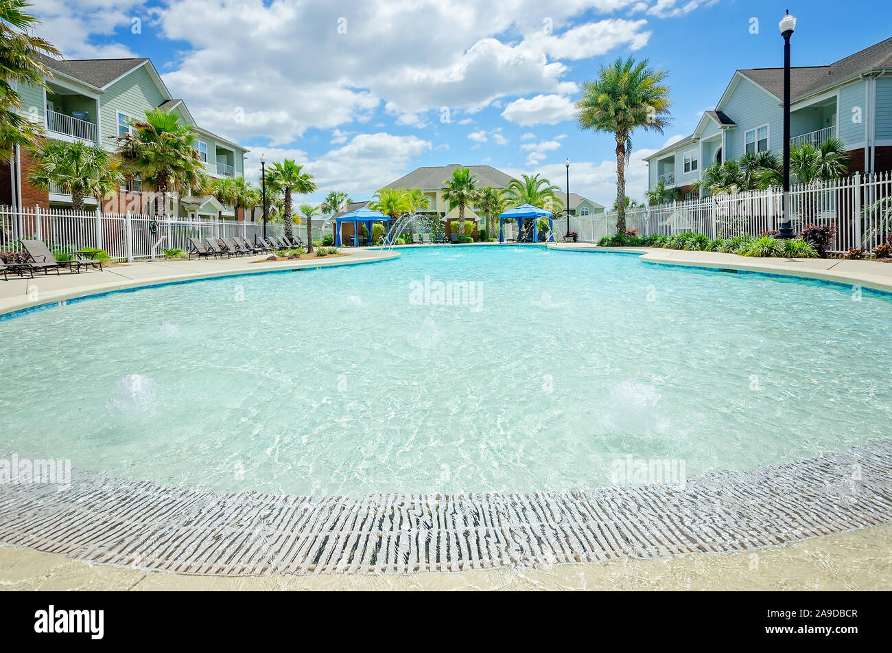 Un grand curvy, construit en entrée zéro piscine est un point focal pour les résidents à Cypress Cove Maisons de vacances dans la région de Mobile, Alabama. Banque D'Images