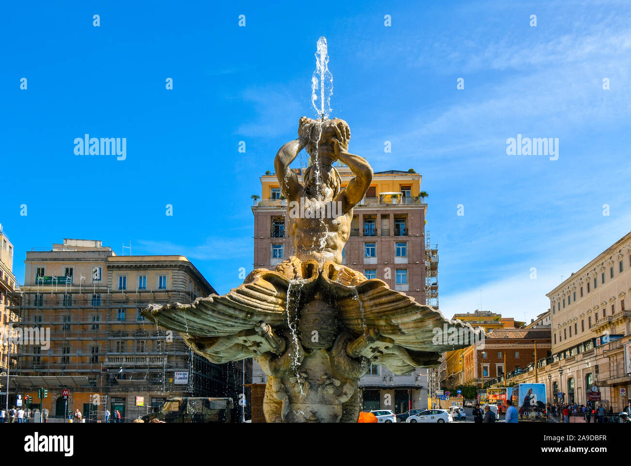 Près de la fontaine du Triton, sur la Piazza Barberini, par Gian Lorenzo Bernini, un chef-d'sculpture baroque dans le centre historique de Rome. Banque D'Images