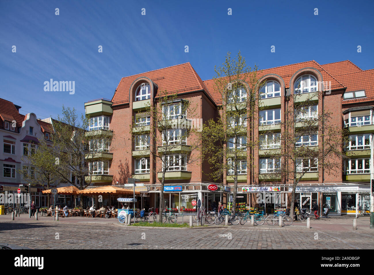Construction résidentielle et d'affaires moderne dans Hemmstraße, Bremen-Findorff, Brême, Allemagne, Europe Banque D'Images