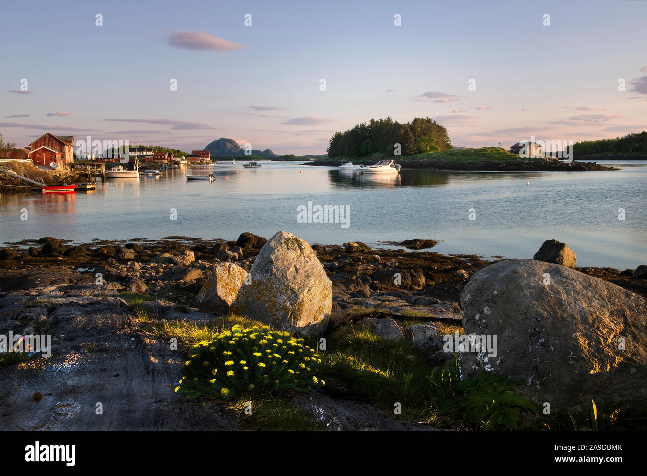 Vue vers Torghatten depuis la ville de Bronnoysund. Banque D'Images