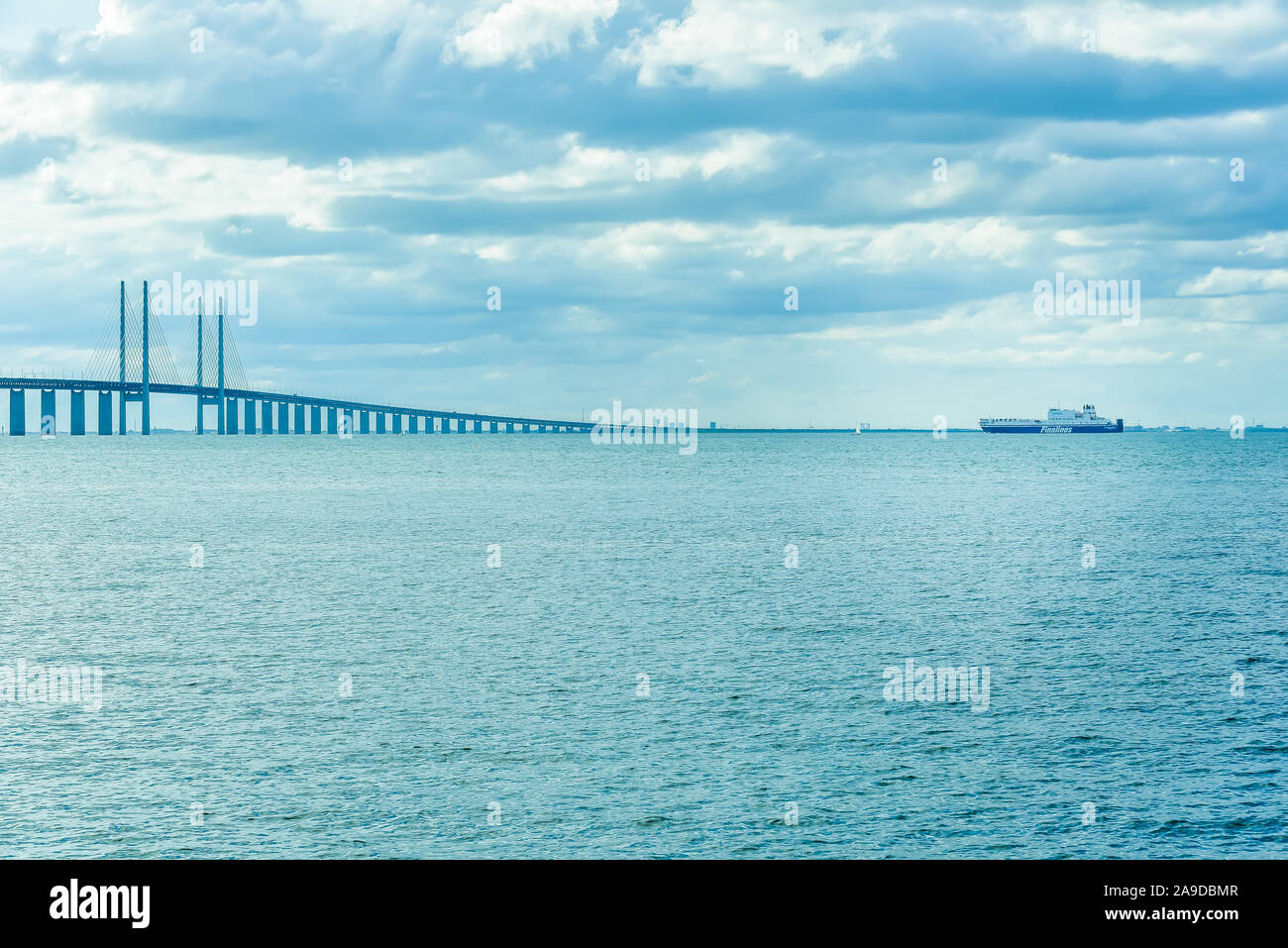 Pont le plus long d'Europe reliant le Danemark et la Suède. L'approche de ferry Banque D'Images