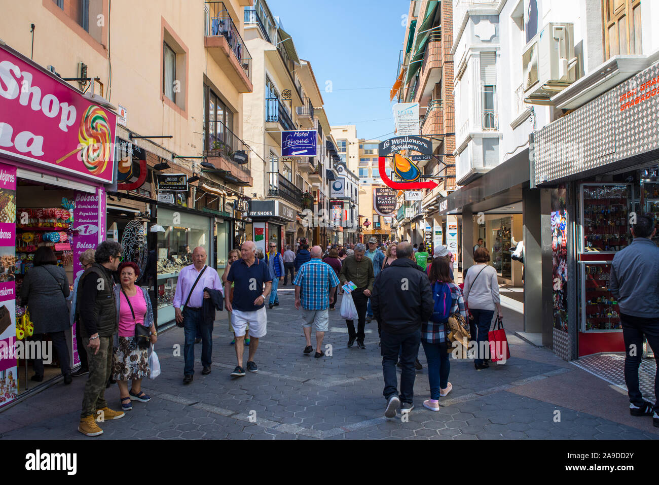 Benidorm, Espagne - 13 Avril 2019 : La principale zone commerçante à Avenida del Mediterraneo dans la région de Levante de Benidorm en Espagne. Banque D'Images