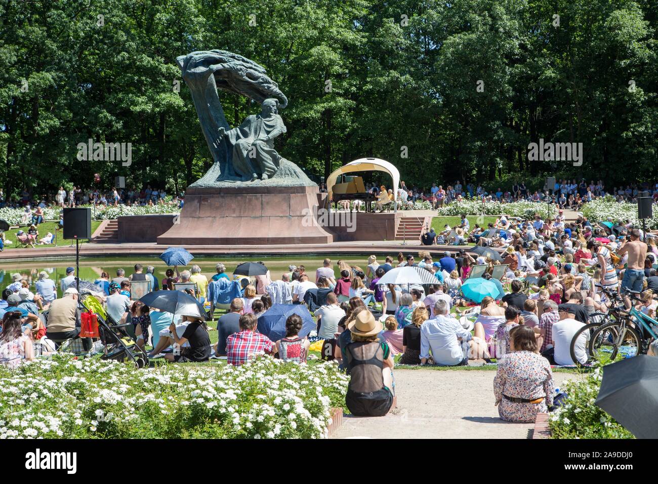 Concert en plein air, concert de piano au monument de Chopin, Lazienki-Park, Parc des Bains, Varsovie, Pologne Banque D'Images