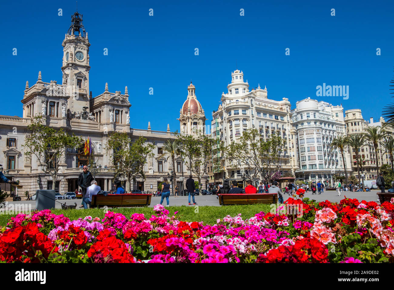 Valencia, Espagne - 11 Avril 2019 : une vue de la place de l'hôtel de ville, également connu sous le nom de Plaça de l'Ajuntament, dans la ville de Valence, Espagne. Banque D'Images